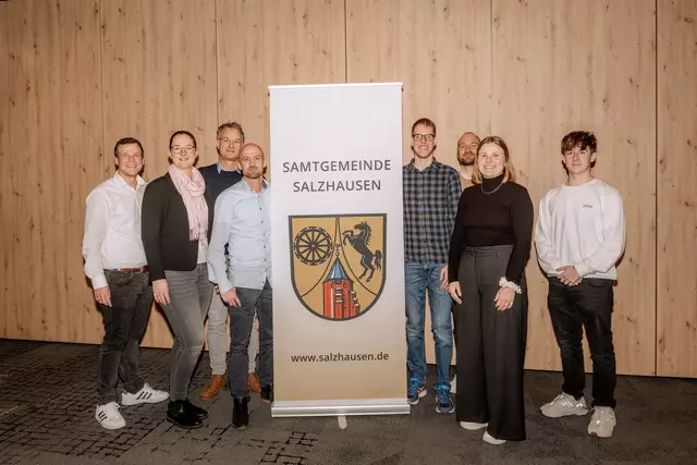 Trafen sich zum 1. Projekttreffen (v.l.): Marc Wedemann, Sina Timmermann, Carsten Homann, Martin Daute-Hoffmann (alle Samtgemeinde Salzhausen, Fachbereich Bauen), Luca Bender, Sven Alex, Marie Heise von enercity und IP Syscon sowie Praktikant Tom-Luca Kröger | Foto: Samtgemeinde Salzhausen