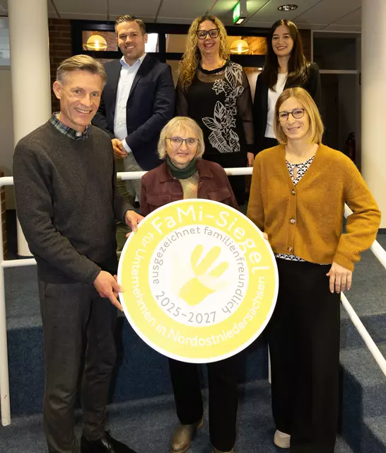 Bürgermeister Jan-Hendrik Röhse (vorn v. li.), Brigitte Kaminski und Karin Haas mit dem Familiensiegel, Sebastian Schaper (hinten v. li.), Gleichstellungsbeauftragte Yvonne Bodendiek sowie Vanessa Lorenz aus dem Bereich Personalverwaltung | Foto: Stadt Buchholz