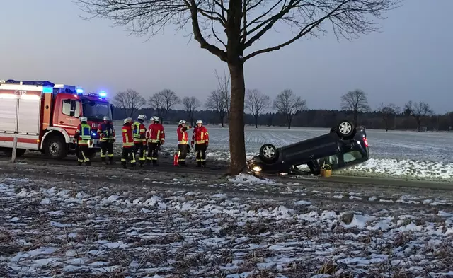 65-jähriger Fahrer fuhr gegen einen Baum am Straßenrand | Foto: Freiwillige Feuerwehr Samtgemeinde Hanstedt
