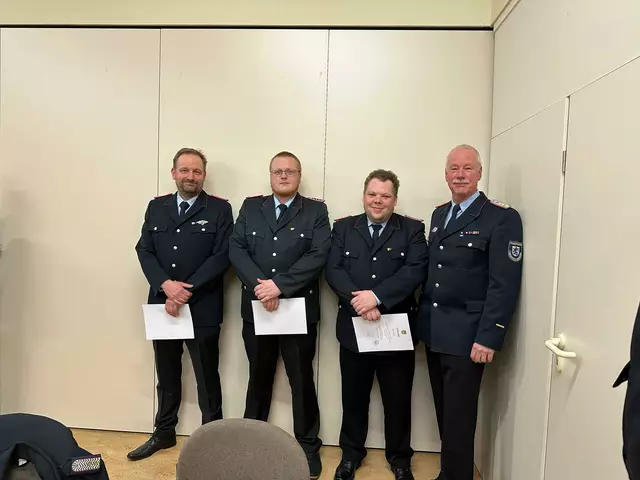Erhielten eine Auszeichnung für die Unterstützung des Heidekreises beim Hochwasser 2023/2024 (v. li.): Kai Vollbrecht, Jörn Meier und Nico Jobmann mit dem stellvertretenden Abschnittsleiter Jonny Anders | Foto: Alexandra Mundt / FF Regesbostel