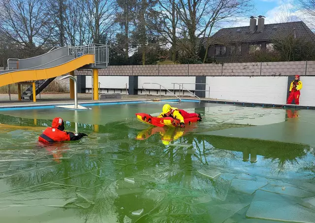 Bei der Übung kamen verschiedene Rettungsmitteln, wie Eisrettungsschlitten, Spineboard und Schleifkorbtrage zum Einsatz | Foto: DLRG