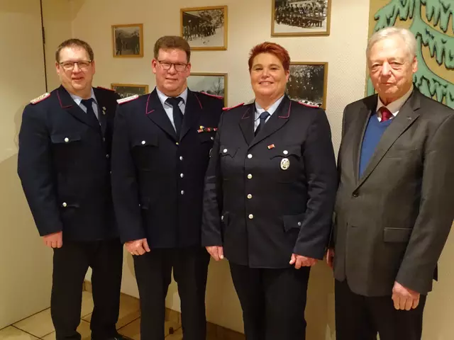 Die Geehrten: GBM Arne Behrens (v. li.), OrtsBM Claus Szczesinski, Anja Dannehl, stellv. SGBgm Heinrich Nieschulz | Foto: FF Nindorf