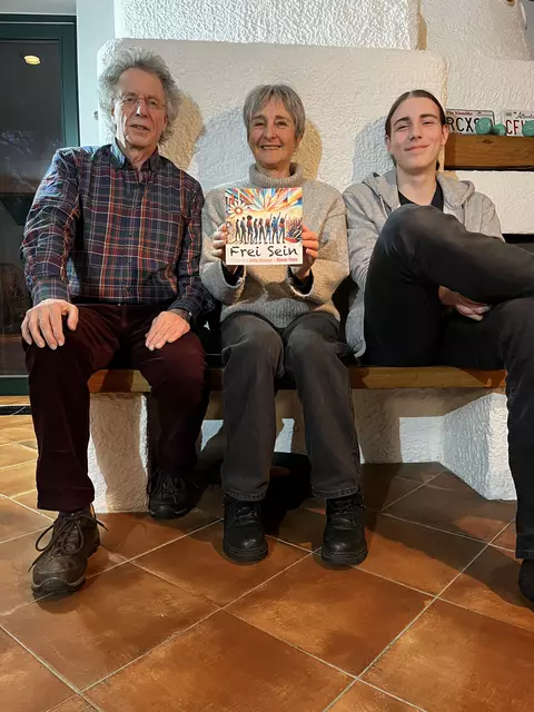  Links Musiker Klaus Tepp, Akustik-Gitarre und Gesang, Mitte Jutta Besser mit Album, rechts Oskar Janßen (Schüler aus Buchholz, Bandleader der Gruppe Thömas und aktiv bei der Jugend gegen rechts) | Foto: Besser