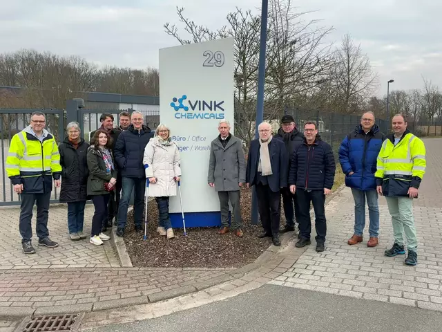 Die Mitglieder des Wirtschaftsausschusses bei ihrem Besuch der Firma Vink Chemicals | Foto: Landkreis Harburg