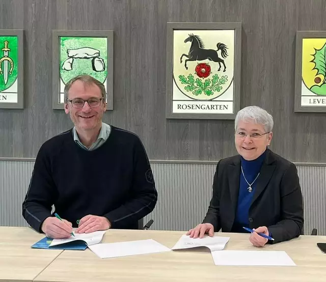  Bürgermeister Dirk Seidler und Geschäftsführerin der ElbEnergie Christiane Rudnik | Foto: Viola Stöver/Gemeinde Rosengarten 