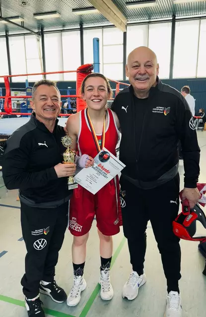 Lena Büchner strahlt mit ihren Trainern Valentin Silaghi (re.) und Marius Toba betreut. | Foto: ig