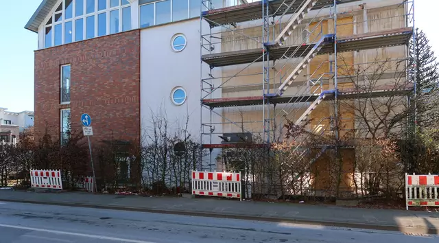 Endlich ist die Sperrung des Fußgängerweges an der Bendestorfer Straße aufgehoben | Foto: Axel-Holger Haase