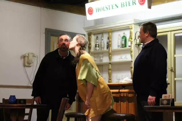 Kapitän Korl Nass (Jürgen Dreekmann, li.) arbeitet als Wirt in der Kneipe "Kap Hoorn", um die Zeit ohne Schiff zu überbrücken | Foto: ab