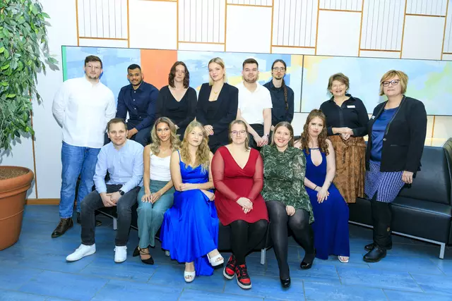 Erfolgreich examiniert – Der Abschlussjahrgang Feb 22/25 der Pflegeausbildung an der GSBZ Buchholz feierte in Buchholz den bestandenen Berufsabschluss | Foto: Krankenhäuser Buchholz-Winsen