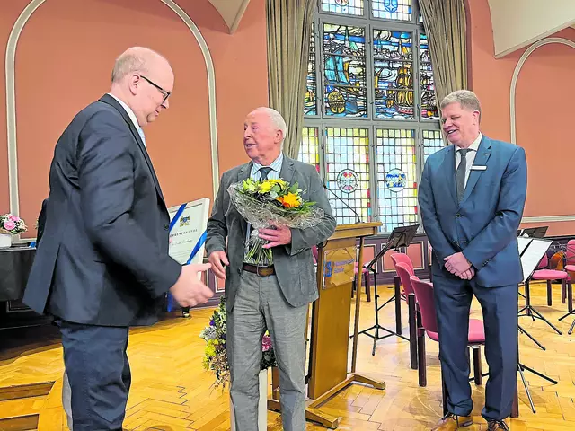 Bürgermeister Sönke Hartlef (li.) gratuliert Rudi Steinkamp | Foto: sapo
