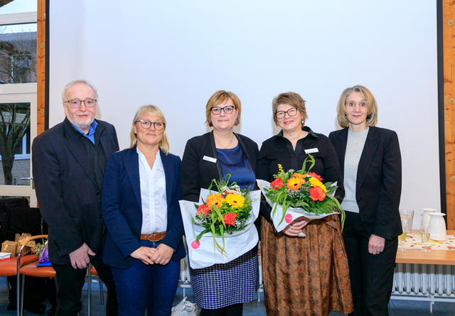 Würdigten den erfolgreichen Abschluss der Examinanden (v.li.): Krankenhausgeschäftsführer Klaus-Jörg Bossow, Lena Thelen und Kathrin Zeitz (Schulleitung GSBZ), Gunda Stiller-Keller (Kursleiterin) und Krankenhausgeschäftsführerin Dr. Franziska von Breunig | Foto: Krankenhäuser Buchholz-Winsen