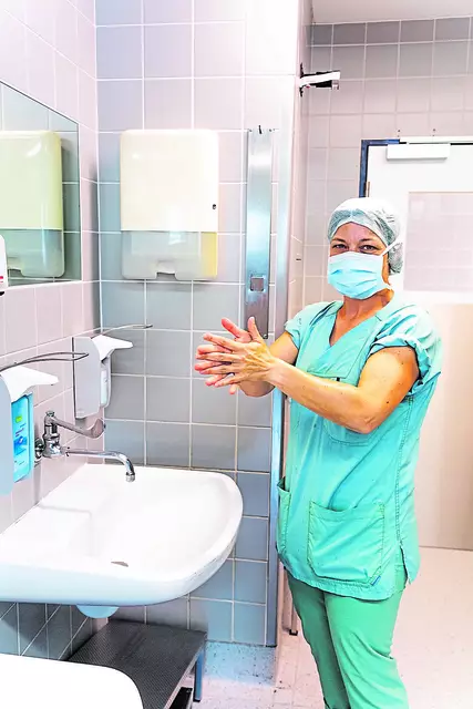 Zum Infektionsschutz ist die richtige Händedesinfektion im Krankenhaus besonders wichtig | Foto: Elbe Kliniken / Kati Meyer-Thiedig