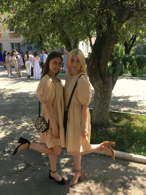 Da war noch alles in Ordnung: Dieses Foto von Khrystyna und Olena Fliustykova entstand im Sommer 2021 nach der Abiturfeier von Khrystyna im Garten des Gymnasiums | Foto: Fliustykova
