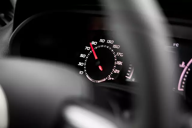 Die Polizei kontrollierte zu schnelle Autofahrer | Foto: AdobeStock / ellisia