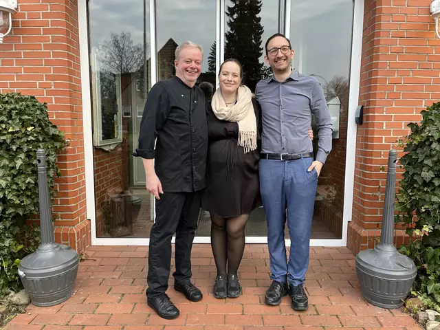 Karsten Sponagel-Becker mit Katharina und Hayreddin Kurnaz vor dem Eingang der Linde | Foto: sra