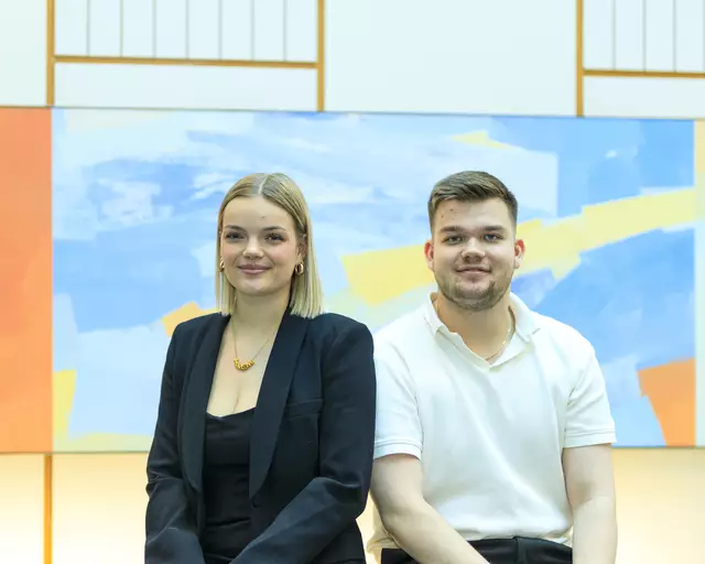 Marlene Reiter und Peer Schultz, Absolventen der Pflegeausbildung an der GSBZ während der Examensfeier in Buchholz | Foto: Krankenhäuser Buchholz-Winsen
