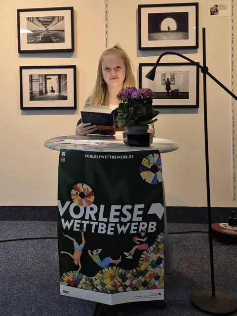 Jule Marie Hertle vom Gymnasium Tostedt ist beste Vorleserin des westlichen Landkreises Harburg | Foto: Stadt Buchholz