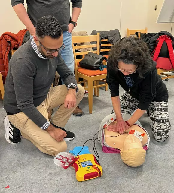 Der Ablauf einer Reanimation wurde gleich geübt | Foto: M. Rohte