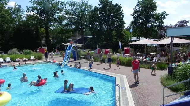 Ob in diesem Sommer im Freibad gebadet werden kann, steht wieder zur Debatte | Foto: Boos