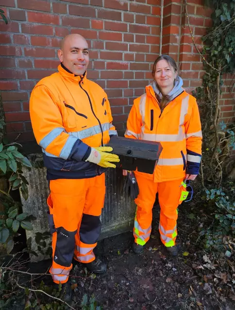 Rattenbekämpfung: Andreas Gerdts und Barbara Rehm vom Kommunalbetrieb stellen eine Köderbox auf | Foto: Stadt Buchholz / Eisenhut