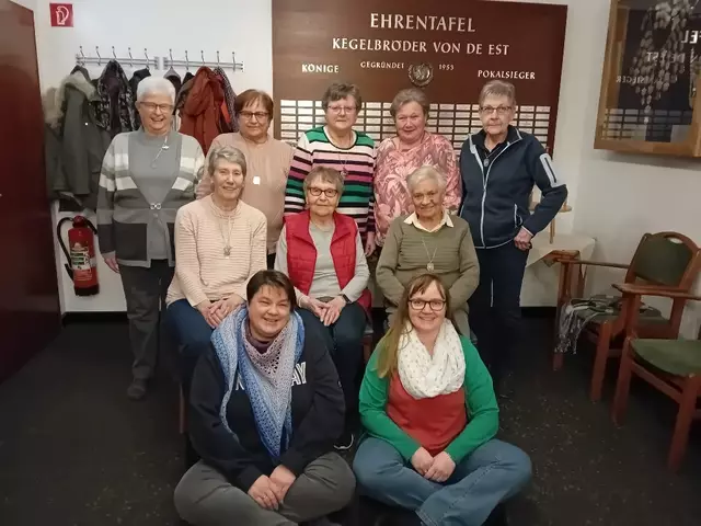 Die Kegeldamen vor der Ehrentafel der Ältländer Keglervereinigung „Kegelbröder v.d. Est“ | Foto: Damenkegelklub "Wi könt ock"