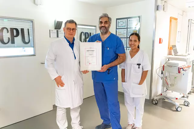 Die Chest Pain Unit (CPU) am Elbe Klinikum Stade unter Leitung von (v. li.) Chefarzt PD Dr. med. Sebastian Philipp, Oberarzt Riswan Akram und CPU-Pflegerin Karmila Karmila wurde wiederholt durch die DGK zertifiziert | Foto: Elbe Kliniken/Kati Meyer-Thiedig