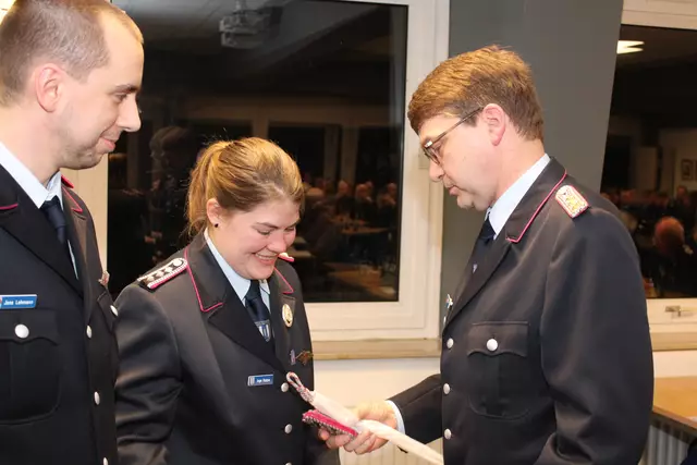 Stadbrandmeister Klaus-Daniel Ney (re.) befördert Inga Koppe zur Löschmeisterin | Foto: Feuerwehr Stade