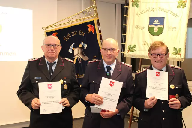 Ausgezeichnet für 50 Jahre Dienst: Dietmar Risse (li.),
Reinhard Haak und Claus Deede | Foto: Feuerwehr Stade