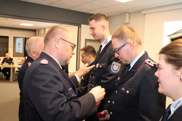Kreisbrandmeister Henning Klensang (li.) verleiht das Ehrenzeichen für 25jährige | Foto: Feuerwehr Stade
