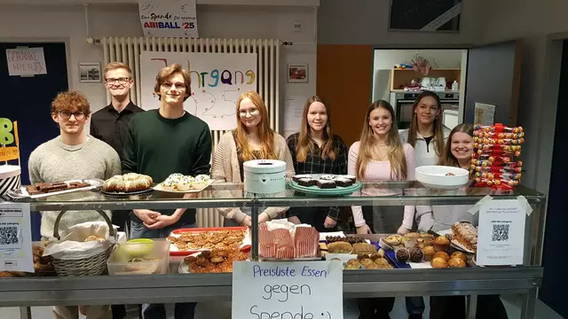 Der 13. Jahrgang füllte mit dem Verkauf von Speisen und Getränken die Kasse für den Abiball | Foto: Elena Brandt