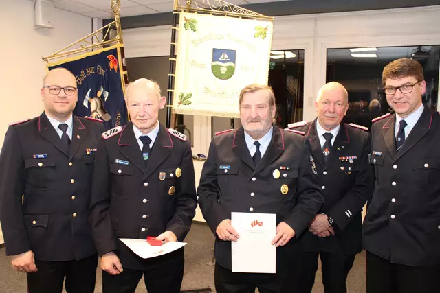 Ehrenzeichen für 70 Jahre für Siegfried Hartlef (2.v.l.) und für 60 Jahre für Uwe Müller (mi.) | Foto: Feuerwehr Stade