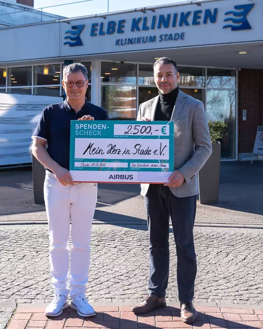 Airbus-Betriebsratsvorsitzender Tamer Yüksel (re.) überreicht den Spendenscheck in Höhe von 2.500 Euro für das Projekt „Stade schockt!“ an PD Dr. med. Sebastian Philipp (li.) | Foto: Elbe Kliniken/Nadine Swidzinski)