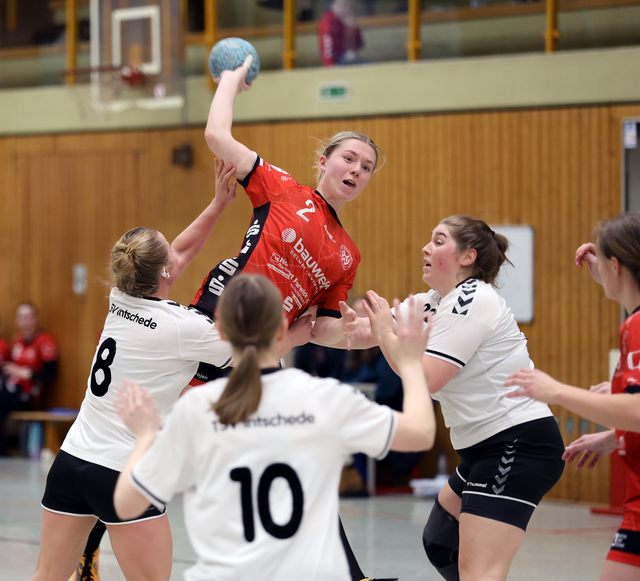 Lena Magull (am Ball) wirft für den TuS Jahn Tore wie am Fließband | Foto: cc