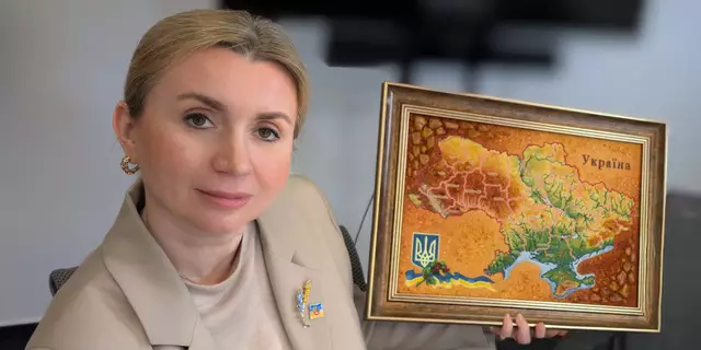 Generalkonsulin Dr. Iryna Tybinka zeigt eine gemalte Karte der Ukraine in den nach Völkerrecht bestehenden Grenzen | Foto: jd