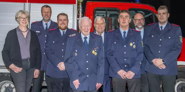 Bei der Jahreshauptversammlung der FF Holtorfsloh (v. li.):
Gemeindebürgermeisterin Emily Weede, Gemeindebrandmeister-Vertreter Andreas Brauel, Lukas Barysch, Hermann Maack, Ortsbürgermeister Dr. Norbert Wilezich, Hartmut Maack, Tobias Voß, Dustin Hustede | Foto: Eckhard Berger, Feuerwehr Seevetal