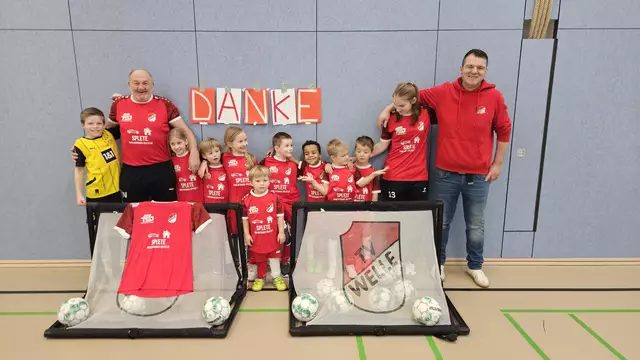 Jan Henrik Splete (re.) und Trainer "Buttje" mit den jungen Kickern | Foto: Splete