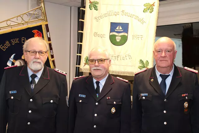 Verabschiedet in die Alters- und Ehrenabteilung: Walter Beha (li.), Erwin Bube und Klaus-Johannes Hartlef | Foto: Feuerwehr Stade