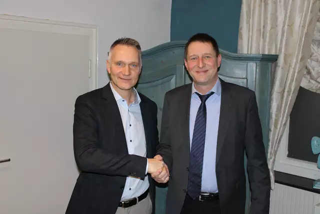 Wulfsens Bürgermeister Matthias Kruse (re.) begrüßte als Gast beim Bauernrechnen auch Samtgemeinde-Bürgermeister Jens Köster | Foto: ce