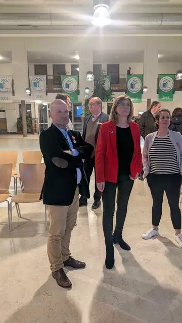 Ernste Gesichter bei der SPD angesichts des schwachen Wahlergebnisses: die unterlegene Kandidatin Frauke Langen (2. v.re.) und der Stader Unterbezirksvorstand Kai Koeser | Foto: jd