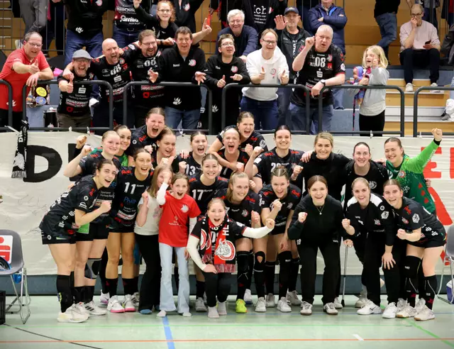 Das jubelnde Luchseteam mit seinen Fans in der Buchholzer Nordheidehalle | Foto: cc
