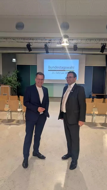 In den BBS III in Stade warten Kreiswahlleiter Thorsten Heinze (re.) und Landrat Kai Seefried auf die ersten Ergebnisse | Foto: jd