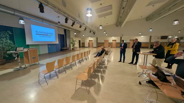 Noch sind die Stuhlreihen in den BBS III leer | Foto: jd