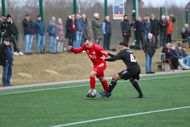 In dieser Szene bleibt der Buchholzer David Glischinski (li.) Zweikampfsieger gegen Hasan Karaca vom FC Türkiye | Foto: cc