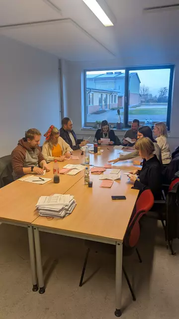 Eines der Briefwahllokale in den BBS III. Hier erfolgt jetzt die Auszählung der Briefwahlstimmen.
Im Wahlkreis Stade I - Rotenburg II haben nach dem jetzigen Stand rund 43.000 Bürger per Briefwahl gewählt. Das sind rund 22 Prozent der Wahlberechtigten. | Foto: jd