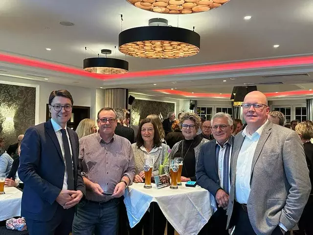 Christoph Frauenpreiß (li.) seiner Wahlparty in Cuxhaven-Lüdingworth. Er kann sich über seinen Wahlsieg freuen