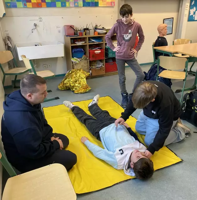 Unter Anleitung eines erfahrenen Trainers übten die Schüler, in Notsituationen zu helfen | Foto: Ole Behrens