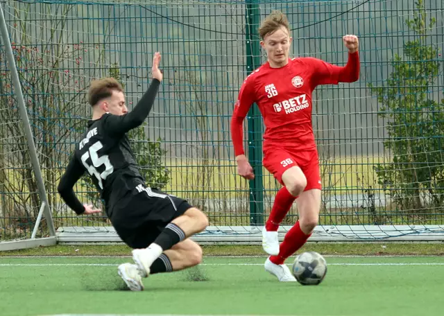 In dieser Szene behauptet der Buchholzer Patrick Böhmcker (re.) den Ball gegen Metekaan Yilmaz vom FC Türkiye  | Foto: cc