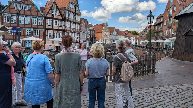 Eine Zeitreise durch Stades Altstadt mit schmackhafter Verkostung - ein Blick auf den historischen Hansehafen darf nicht fehlen. | Foto: STADE Marketing und Tourismus GmbH