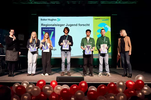 Die Preisträgerinnen und Preisträger der Verdieck-Stiftung (mit Urkunden, v. li.): Christin Andermann und Helvi Rinne (Siegerinnen im Bereich Arbeitswelt), Marvin Behrmann (Sieger im Bereich Physik), Leonardo Munguia Negrete und Kjell-Fabrice Kahle (Sieger im Bereich Technik) mit  Stiftungsratssprecherin Dr. Renate Taugs (re.) | Foto: Stefan Schimschal / Baker Hughes