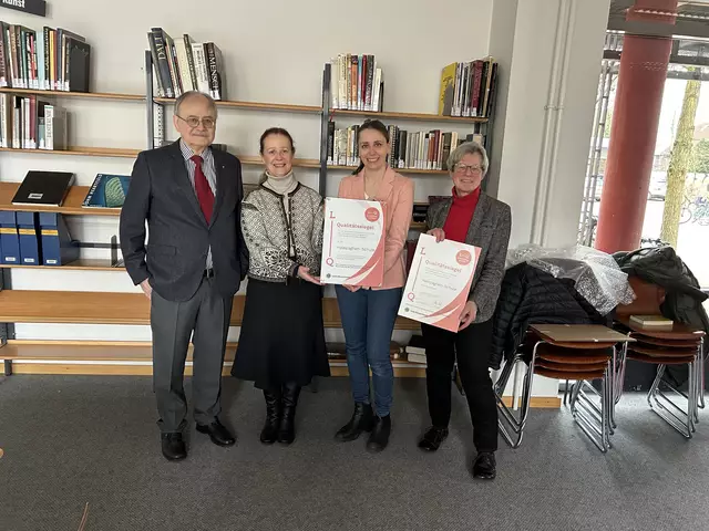 Hans-Jürgen von Maercker (Lions Club Buxtehude, v. li.), Bettina Fees-McCue (Schulleiterin Halepaghen-Schule), Stefanie Techau (Lions-Quest-Beauftragte der Halepaghen-Schule) und Ursula Reimers (Kabinettsbeauftragte für Lions-Quest im Lions Distrikt Niedersachsen/Bremen) | Foto: Lions Club Buxtehude